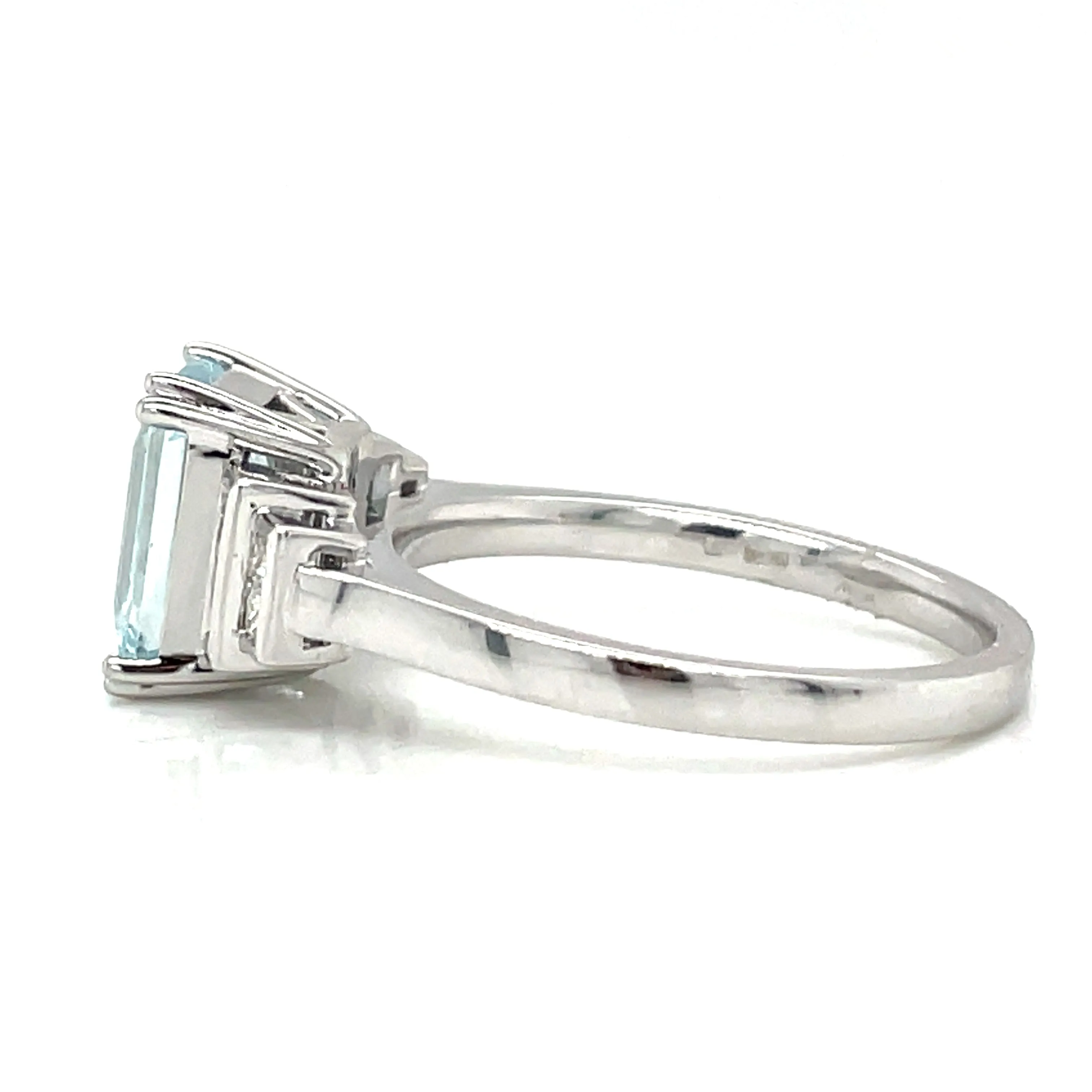 18ct White Gold Aquamarine & Diamond Ring